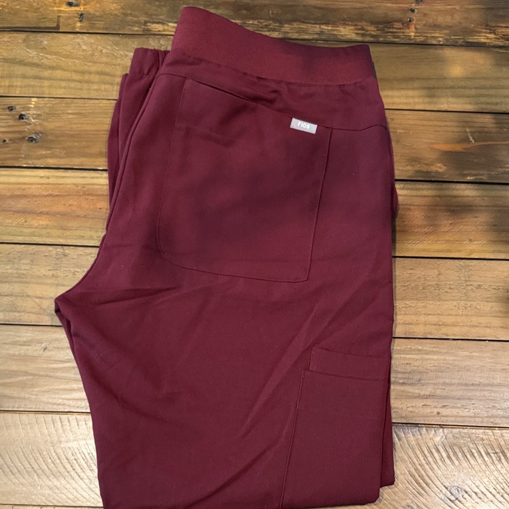 Figs jogger scrub pants in burgundy